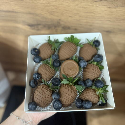 Клубника в шоколаде 9 шт с голубикой