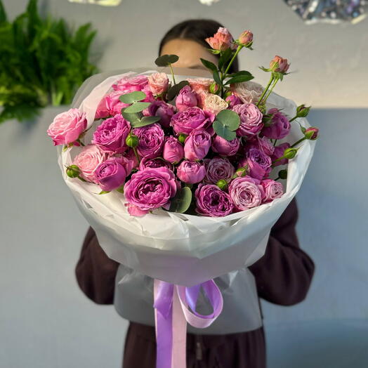 Весенний стильный букет из кустовых роз цвета фуксия