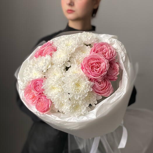 С пионовидной кустовой розой Сильва и хризантемой