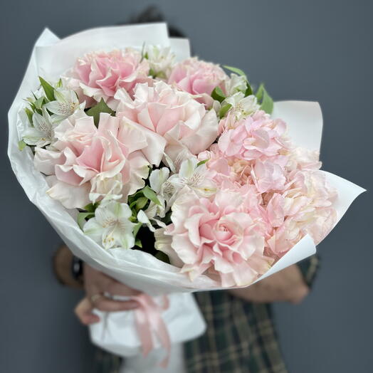 Шикарный нежный букет из французских роз, альстромерии и гортензии