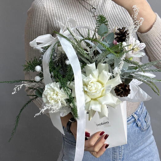 Композиция «белый ангел» с французской розой, альстромерией, хвойными веточками, нобилисом
