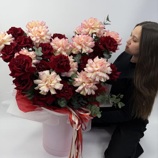 Шляпная коробка гигант из 33 ажурных роз