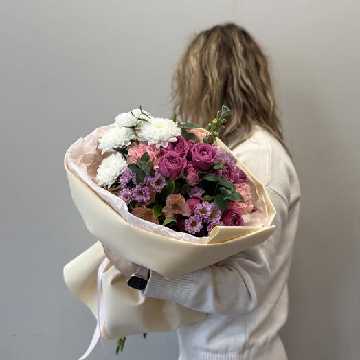 Букет. Маттиола, кустовая роза, альстромерия и хризантемы