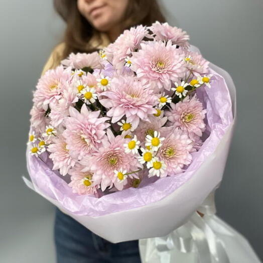 Букет из 3 кустовых хризантем и ромашки