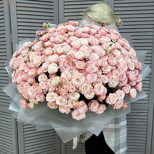 Большой букет роскошных пионовидных кустовых роз