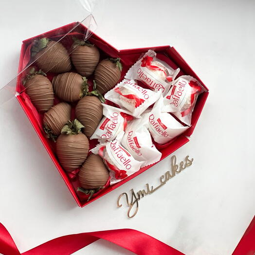 Клубника в шоколаде с рафаэлло в коробочке «Сердце» Premium, 9-10 ягод