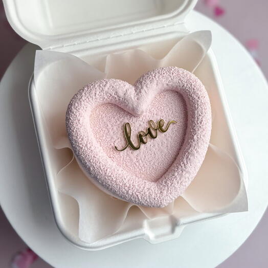 Муссовый розовый бенто-торт в форме сердца с надписью love