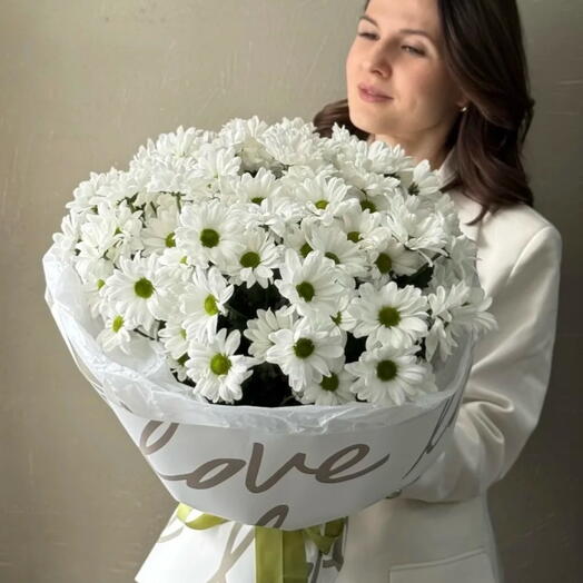 Букет из ромашковой хризантемы в упаковке LOVE