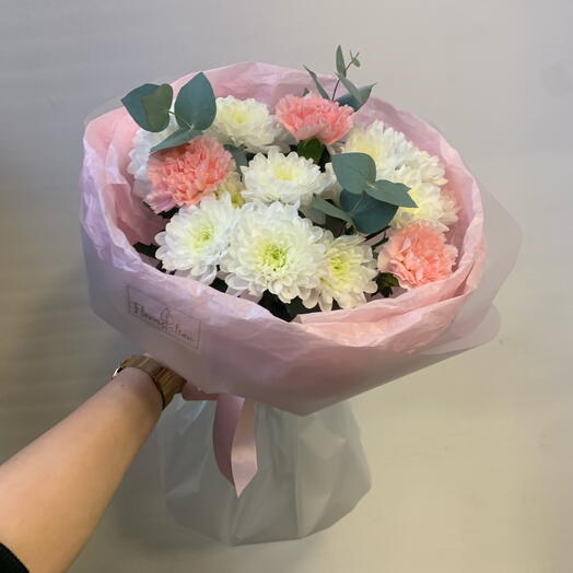 Букет из стойких цветов хризантемы , диантусов и эвкалипта