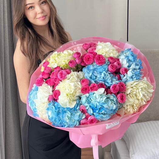 Евро букет из кустовых роз и гортензии