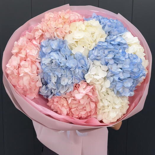 Воздушный букет из гортензий