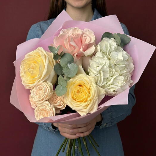 Ramo con 3 tipos de rosas y hortensias