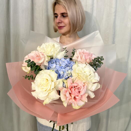 Букет из голубой гортензии и французских роз