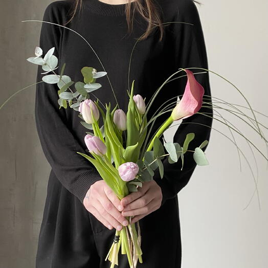 Сиреневые пион тюльпаны, калла и зелень