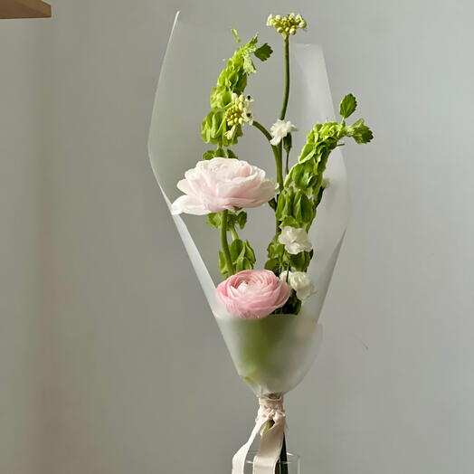 Букет из ранункулюсов, молюцеллы, диантусов и орнитогалума на 14 февраля