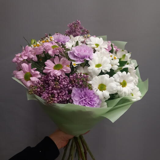 Нежный букет с сиренью и хризантемами