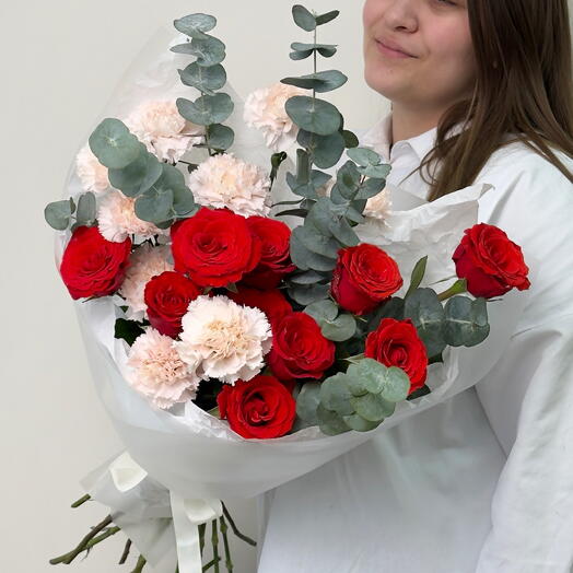 Сборный букет из алых роз, гвоздик брют и эвкалипта