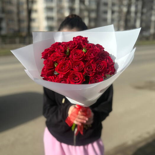 Букет из кустовых роз в упаковке  в упаковке