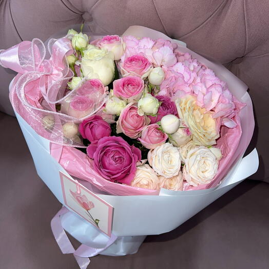Букетик сборный гортензия и кустовые розы 💗