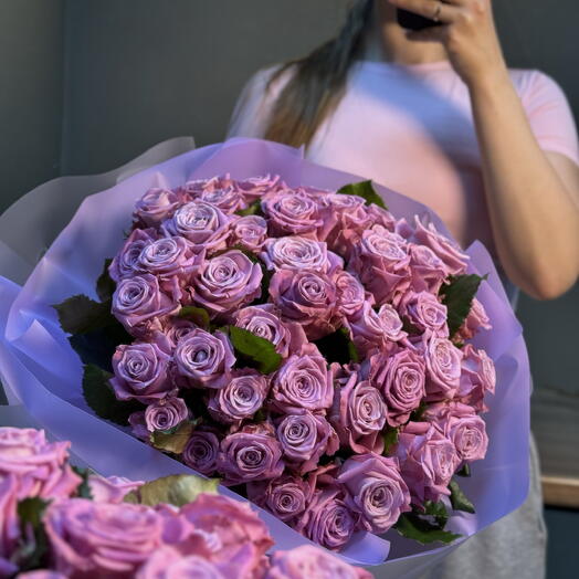 Букет из фиолетовой розы Маритим 45 шт
