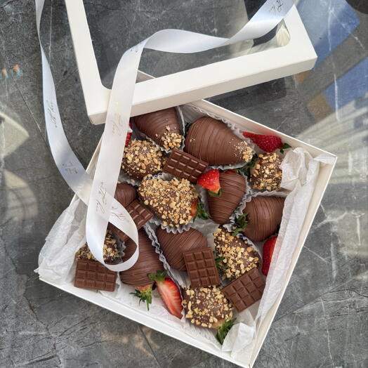 Клубника в молочном шоколаде Callebaut