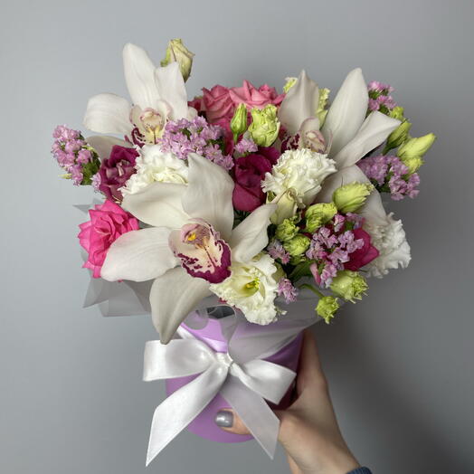 Коробочка с орхидеей и кустовой розой