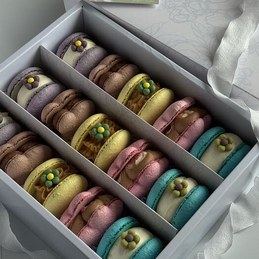 Набор пирожных макарон к 8 марта