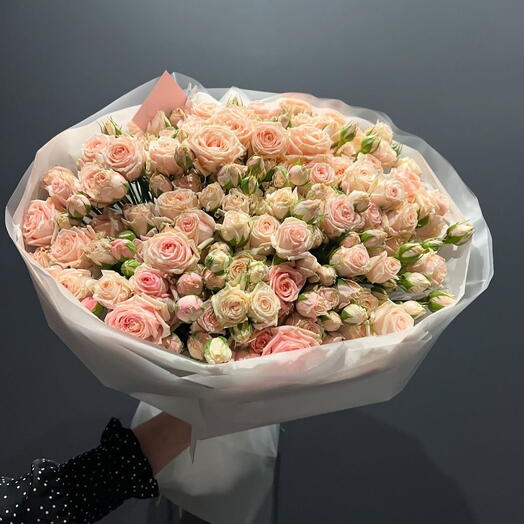 Букет из кустовых роз 35 шт