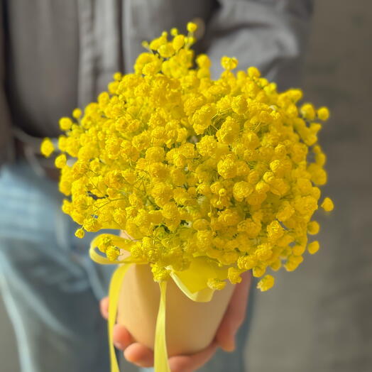Желтая гипсофила как мимоза в крафт коробке