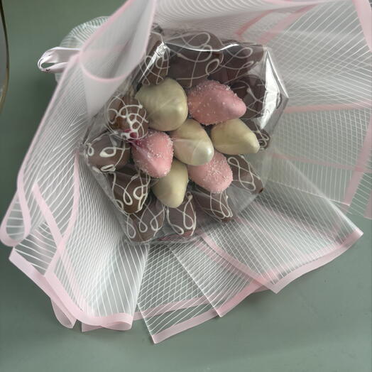 Bouquet of chocolate-covered strawberries 19 pieces