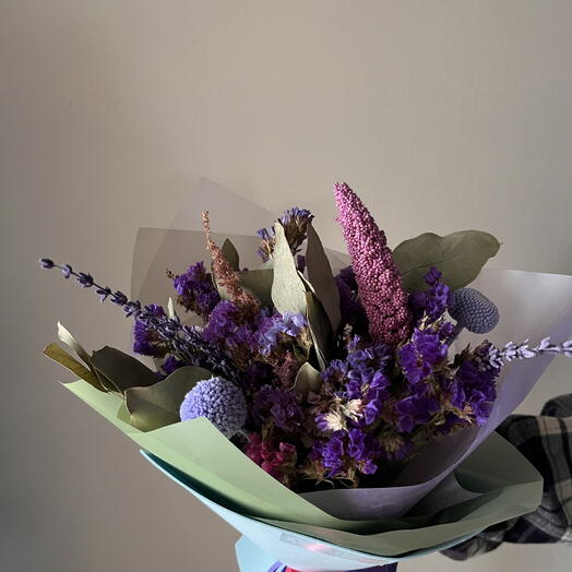 Букет в фиолетовых оттенках из сухоцветов