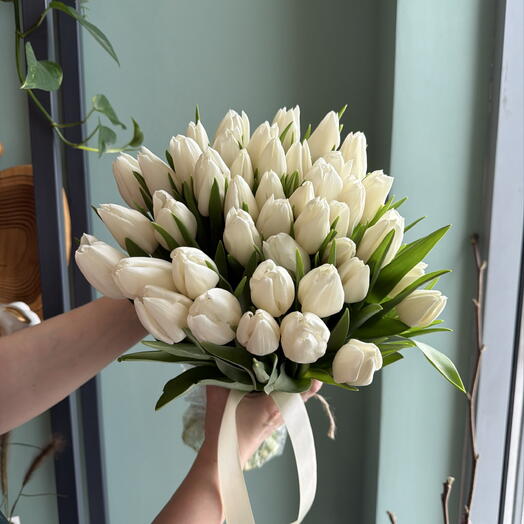 Букет из 45 белых тюльпанов