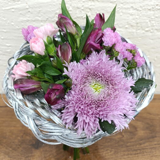 Букет в плетёной юбке розовый