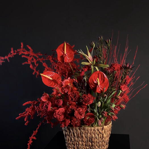 Чувственная композиция  Корзина цветов пламя