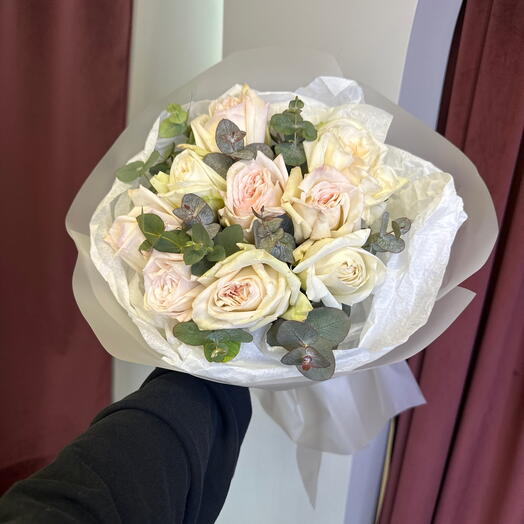 Букет из белых роз с эвкалиптом