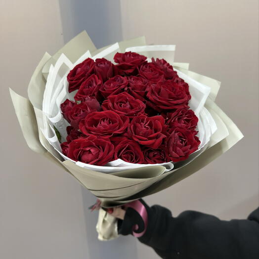 Букет кустовых красных роз 🌹