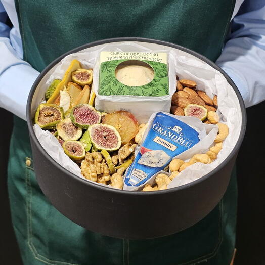 Подарочный набор с сырами,орехами и инжиром