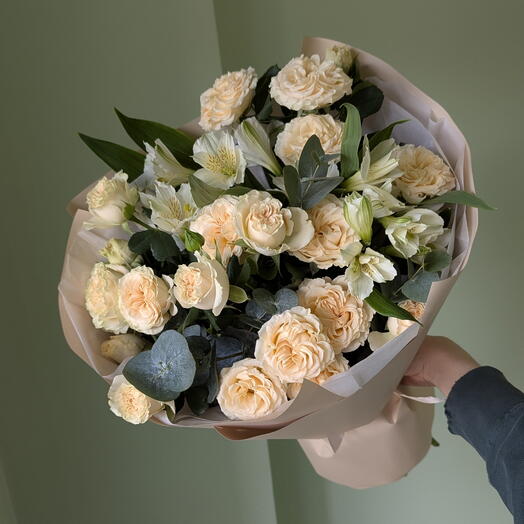 Delicado ramo con rosa arbusto