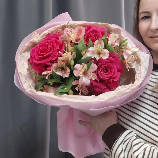 Малиновая роза и альстромерия