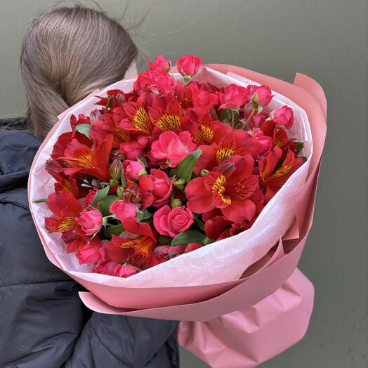 "Эмоциональный вызов" букет из кустовых роз и альстромерий