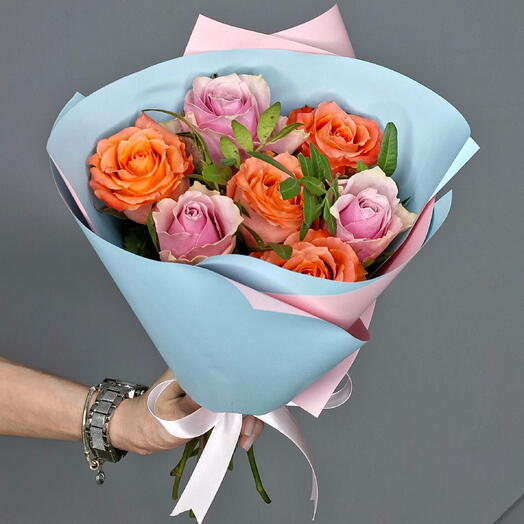 Букет из оранжевых и розовых кенийских роз 🧡