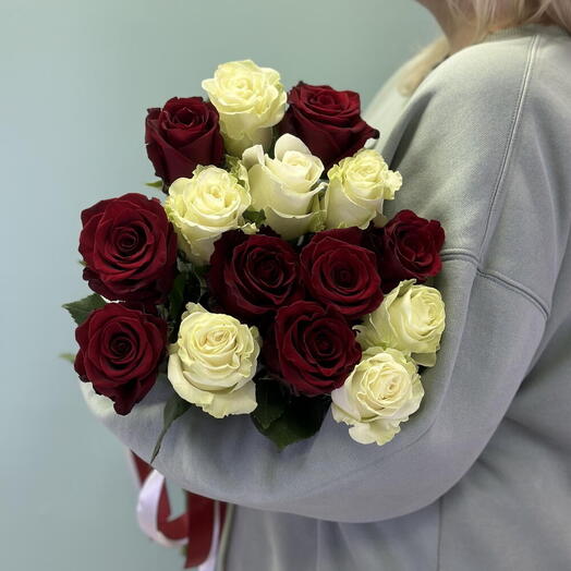 Букет 15 красных и белых роз под ленту 60см🌹