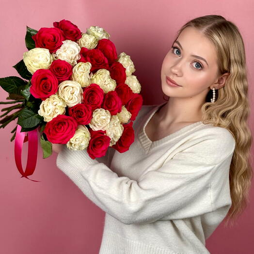 Букет из 29 роз розовых и белых микс