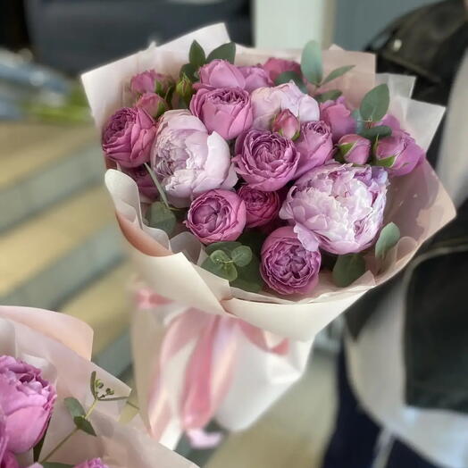 Яркий букет с пионами и кустовыми пионовидными розами💕
