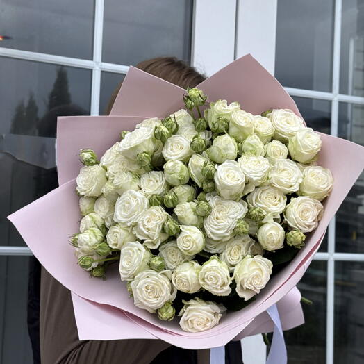 Букет белых кустовых роз
