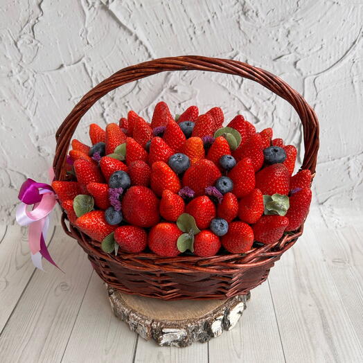 Корзина с клубникой и голубикой