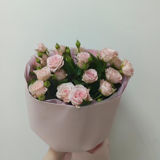 Букет из розовых кустовых роз