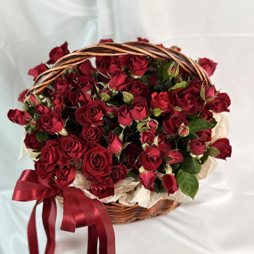Корзина из 11 бордовых кустовых роз