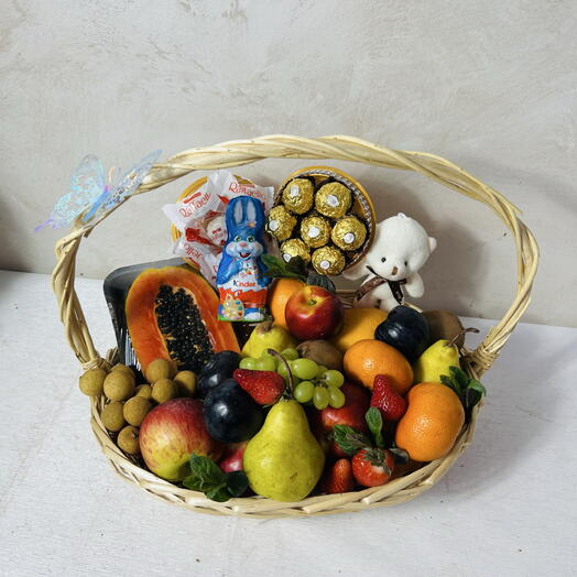 Корзина с фруктами и сладостями