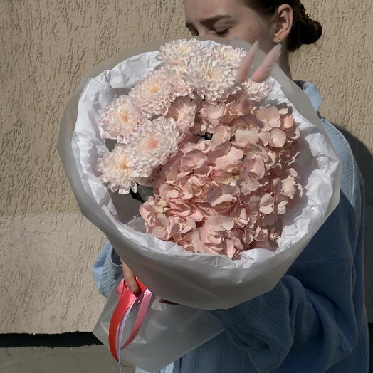 Букет из гортензии и кустовых хризантем «Земляника»
